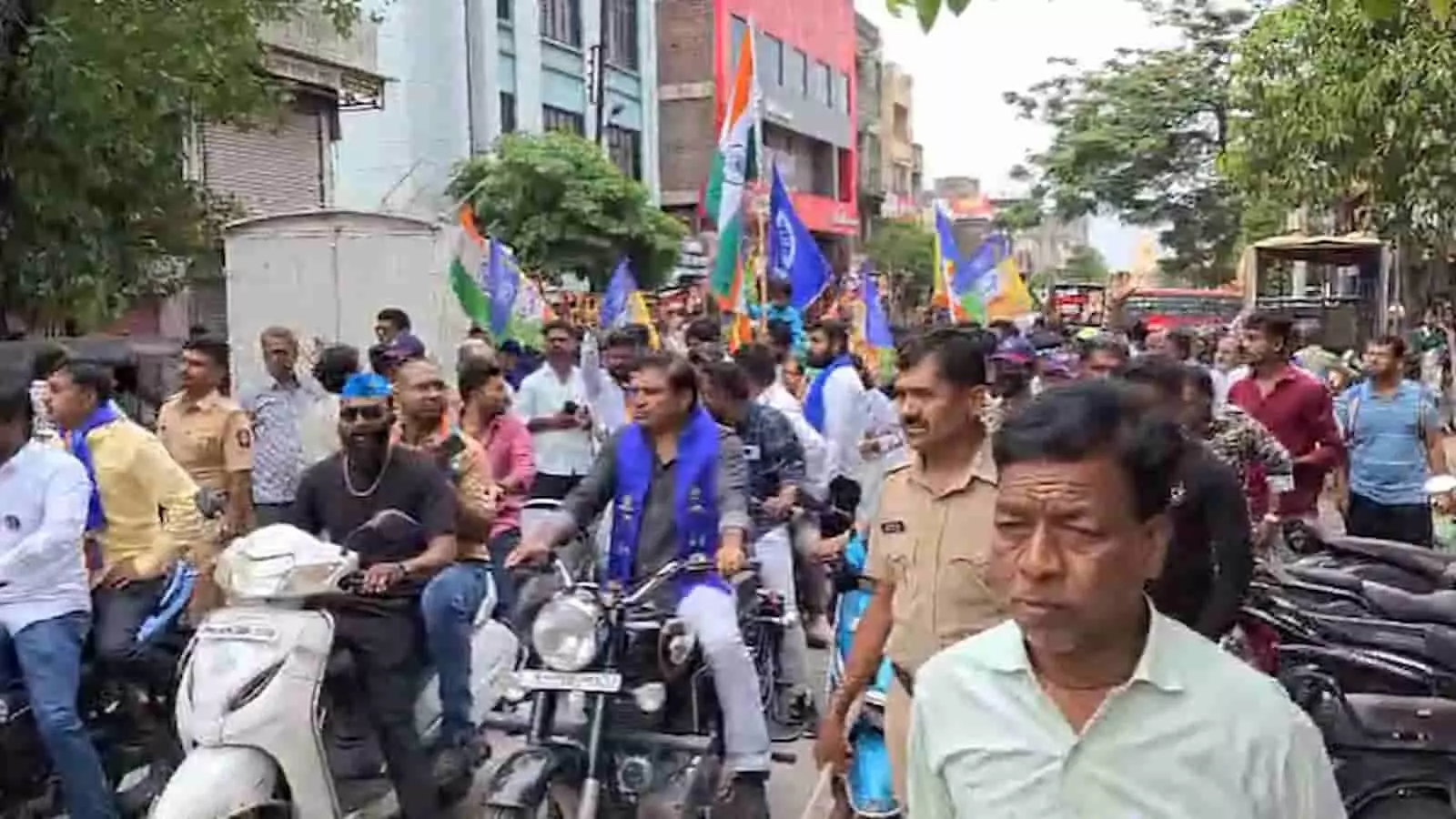 रैली में लोग दिखाई दे रहे हैं, लातूर में, बंद आंदोलन के संदर्भ में। रैली में लोग दिखाई दे रहे हैं, लातूर में, बंद आंदोलन के संदर्भ में।