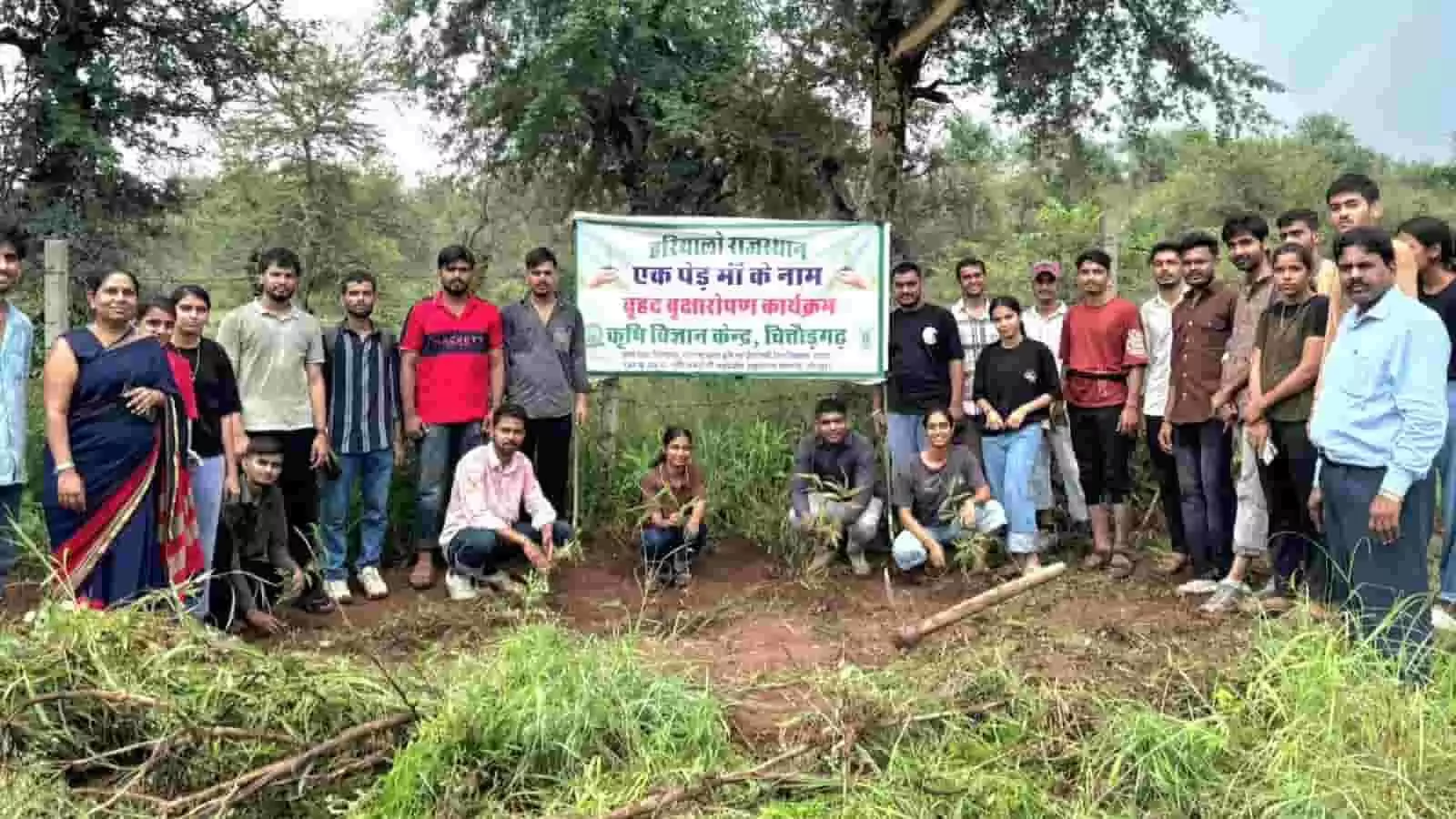 तस्वीर में कृषि विज्ञान केन्द्र बोजुन्दा के बैनर संग खड़े छात्र पौधारोपण करते दिख रहे हैं। तस्वीर में कृषि विज्ञान केन्द्र बोजुन्दा के बैनर संग खड़े छात्र पौधारोपण करते दिख रहे हैं।