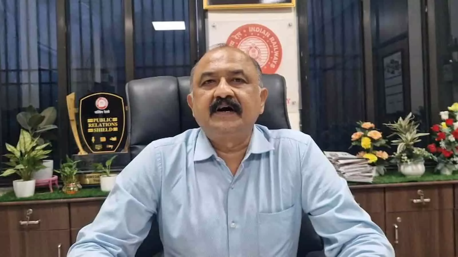 तस्वीर में एक अधिकारी कार्यालय में बैठे हुए नजर आ रहे हैं। तस्वीर में एक अधिकारी कार्यालय में बैठे हुए नजर आ रहे हैं।