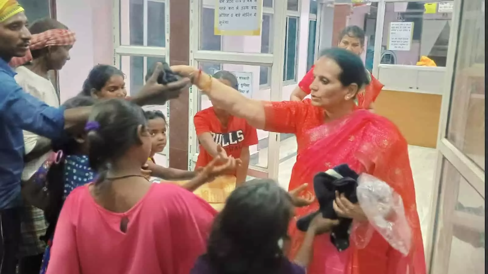 तस्वीर में प्रमिला शाह सम्मेद शिखरजी में जरूरतमंद लोगों को वस्त्र वितरित कर रही हैं। तस्वीर में प्रमिला शाह सम्मेद शिखरजी में जरूरतमंद लोगों को वस्त्र वितरित कर रही हैं।