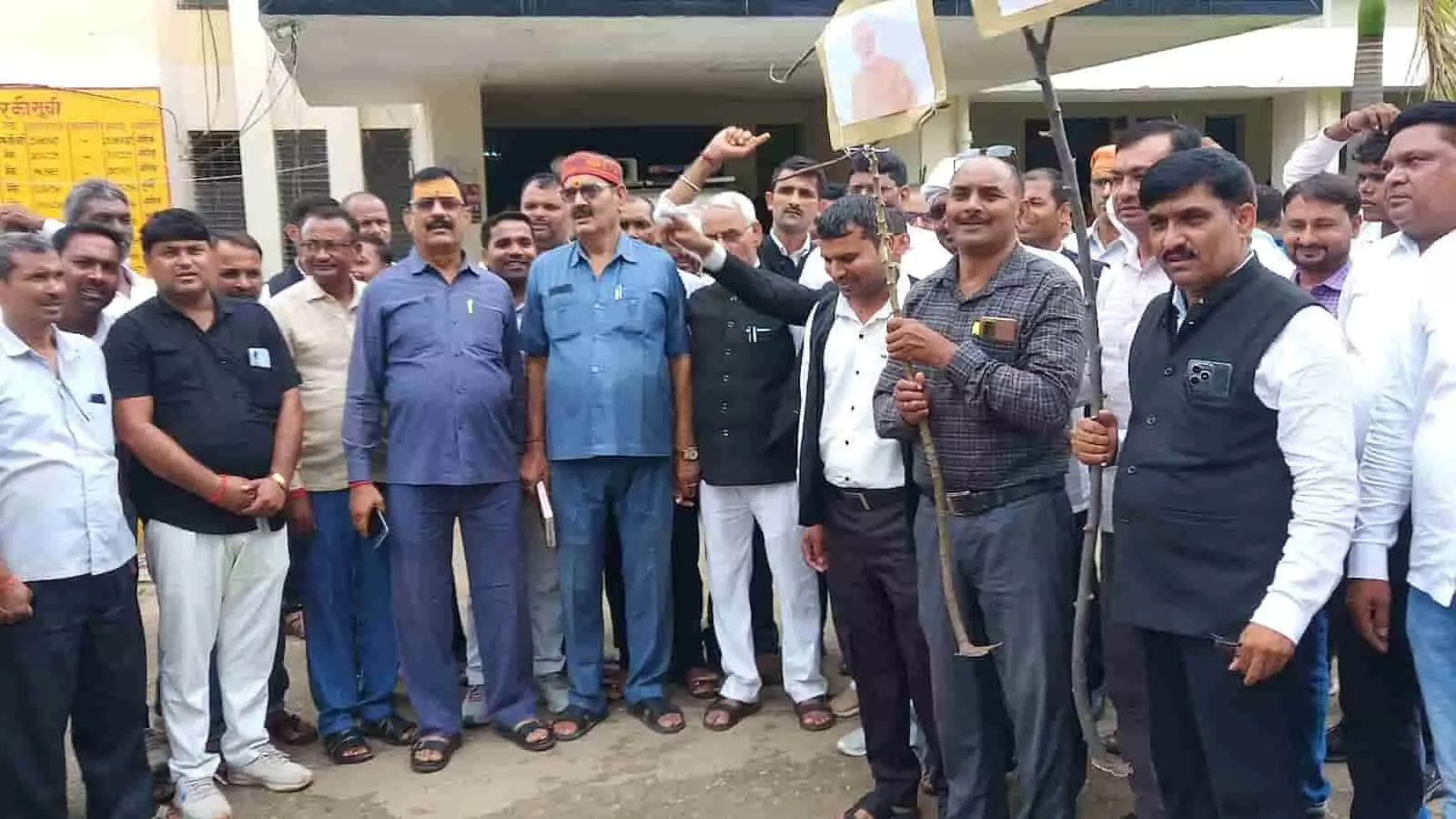 मिर्जापुर तहसील परिसर में पुतला दहन और प्रदर्शन करते हुए कई अधिवक्ता। मिर्जापुर तहसील परिसर में पुतला दहन और प्रदर्शन करते हुए कई अधिवक्ता।