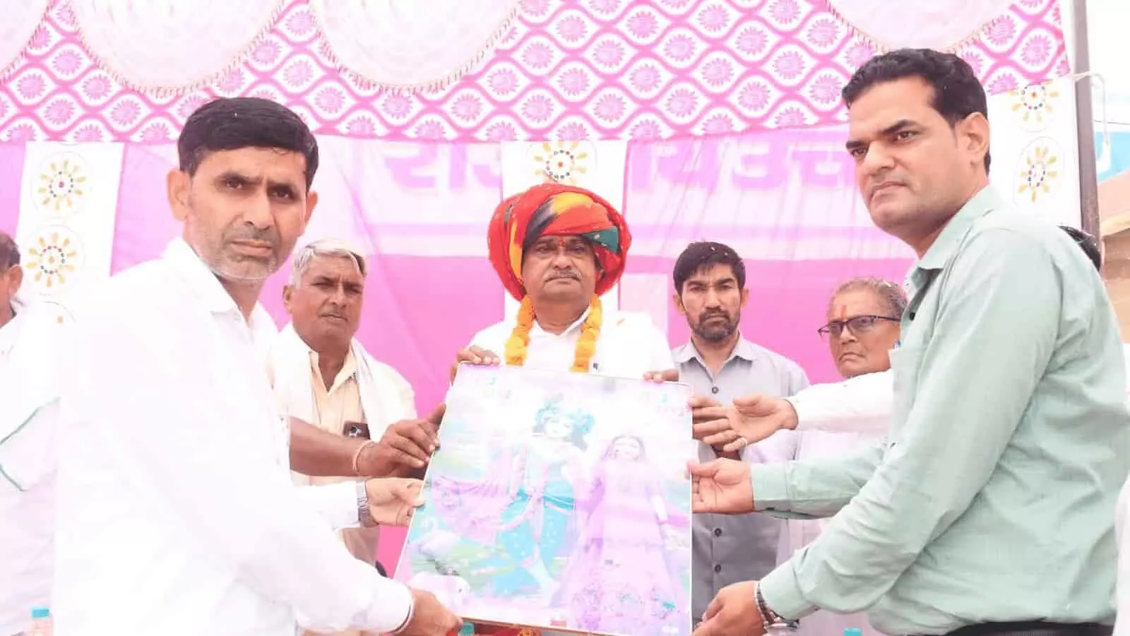 तस्वीर में उरदैन विद्यालय के समारोह के दौरान मंच पर रामनिवास मीना और ग्रामीण नजर आ रहे हैं।