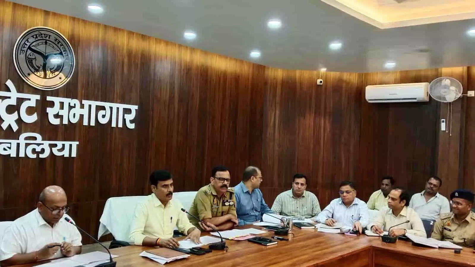 तस्वीर में बलिया कलेक्ट्रेट सभागार में समीक्षा बैठक के दौरान टेबल पर बैठे प्रशासनिक और पुलिस अधिकारी। तस्वीर में बलिया कलेक्ट्रेट सभागार में समीक्षा बैठक के दौरान टेबल पर बैठे प्रशासनिक और पुलिस अधिकारी।