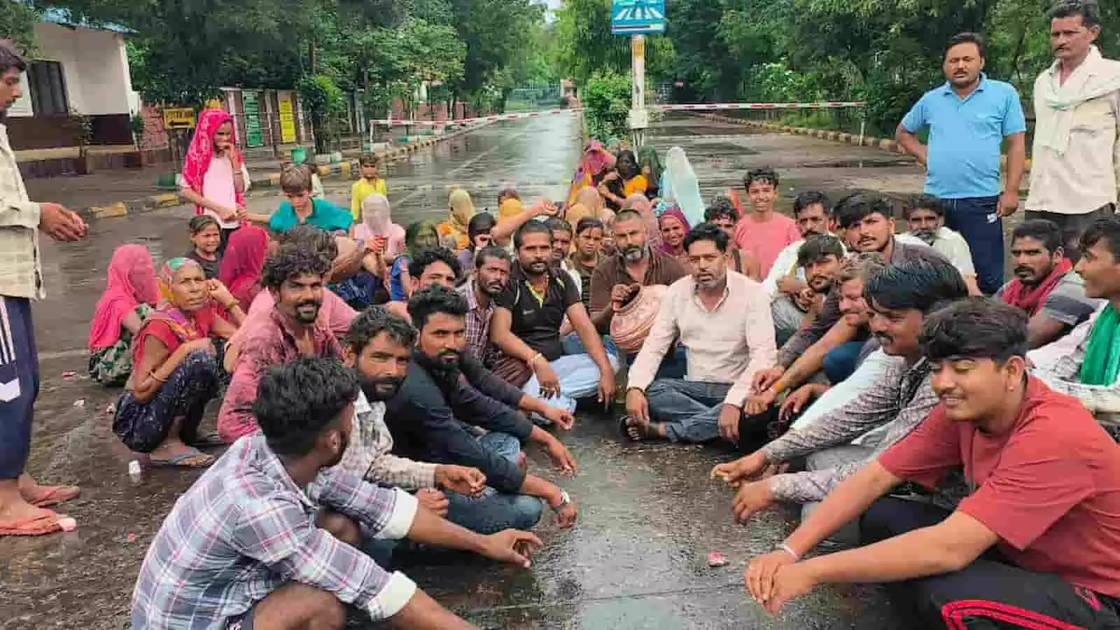 तस्वीर में सड़क पर बैठकर प्रदर्शन करते ग्रामीण और जनप्रतिनिधि जेके लक्ष्मी सीमेंट फैक्ट्री गेट के बाहर दिखे। तस्वीर में सड़क पर बैठकर प्रदर्शन करते ग्रामीण और जनप्रतिनिधि जेके लक्ष्मी सीमेंट फैक्ट्री गेट के बाहर दिखे।
