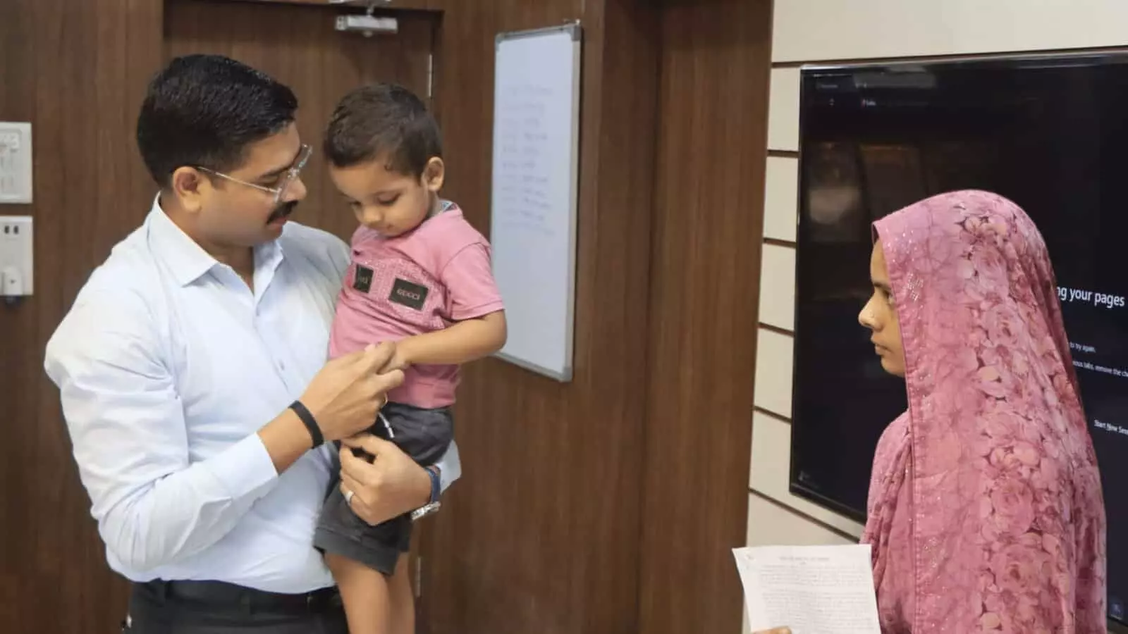 तस्वीर में पुलिस अधीक्षक अभिनय विश्वकर्मा कटनी कार्यालय में बच्चे पृथ्वीराज लोधी को गोद में लिए दिख रहे हैं। तस्वीर में पुलिस अधीक्षक अभिनय विश्वकर्मा कटनी कार्यालय में बच्चे पृथ्वीराज लोधी को गोद में लिए दिख रहे हैं।