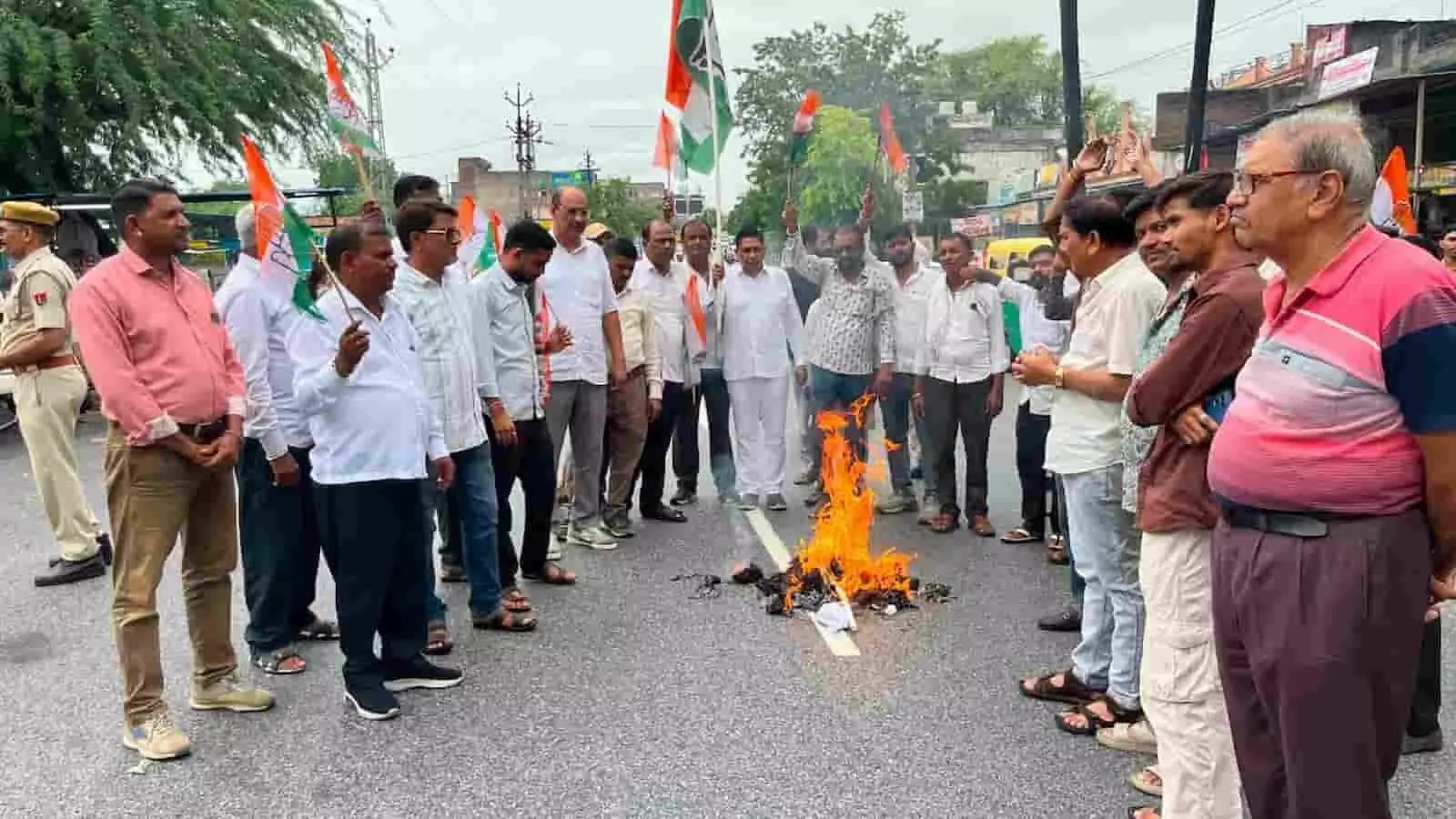 तस्वीर में सलूम्बर के चौराहे पर कांग्रेस कार्यकर्ता झंडे लेकर पुतला दहन करते दिख रहे हैं। तस्वीर में सलूम्बर के चौराहे पर कांग्रेस कार्यकर्ता झंडे लेकर पुतला दहन करते दिख रहे हैं।