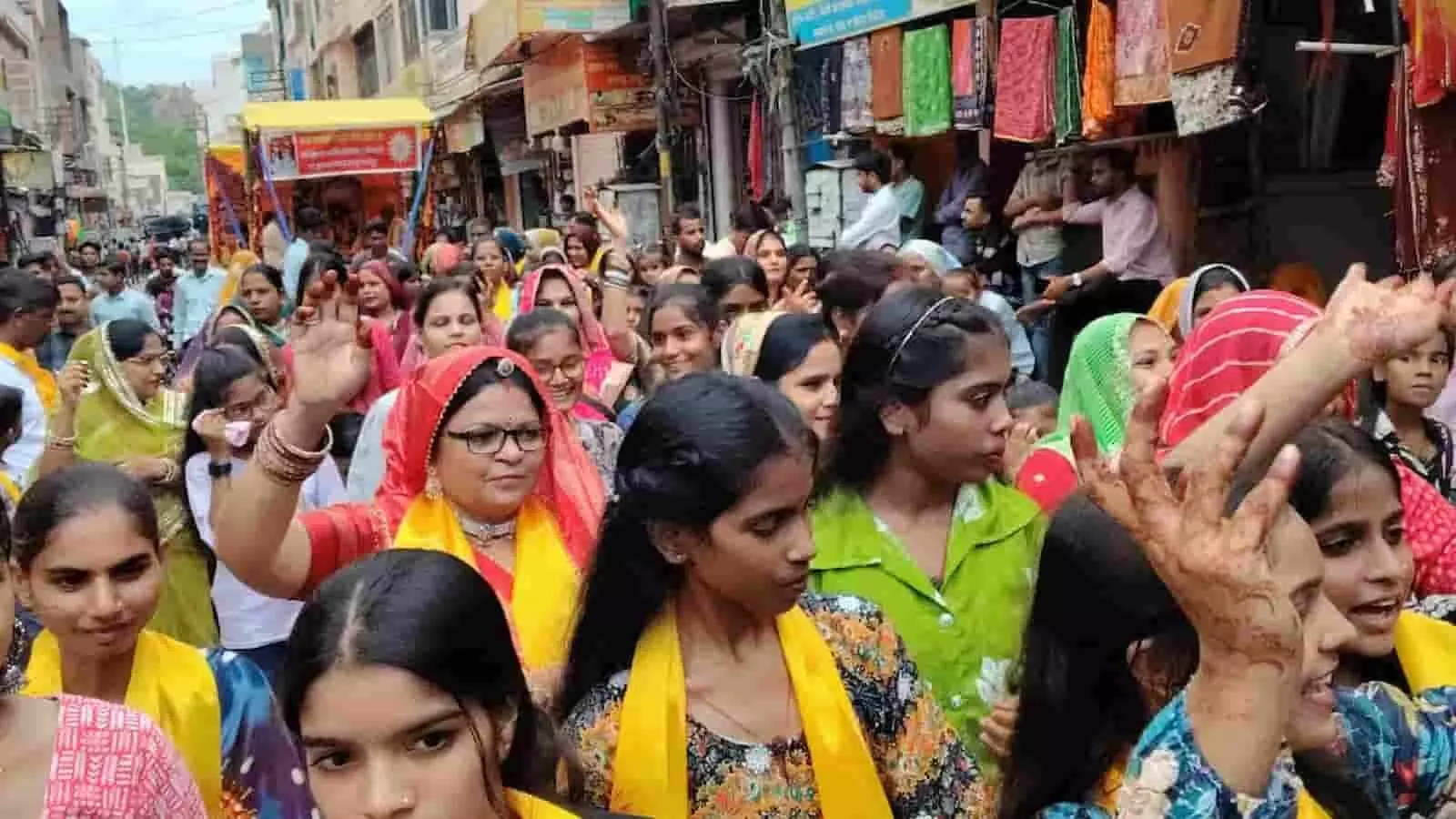 सवाई माधोपुर के बाजार में रथयात्रा के दौरान नृत्य करते और चलते हुए समाज के लोग। सवाई माधोपुर के बाजार में रथयात्रा के दौरान नृत्य करते और चलते हुए समाज के लोग।