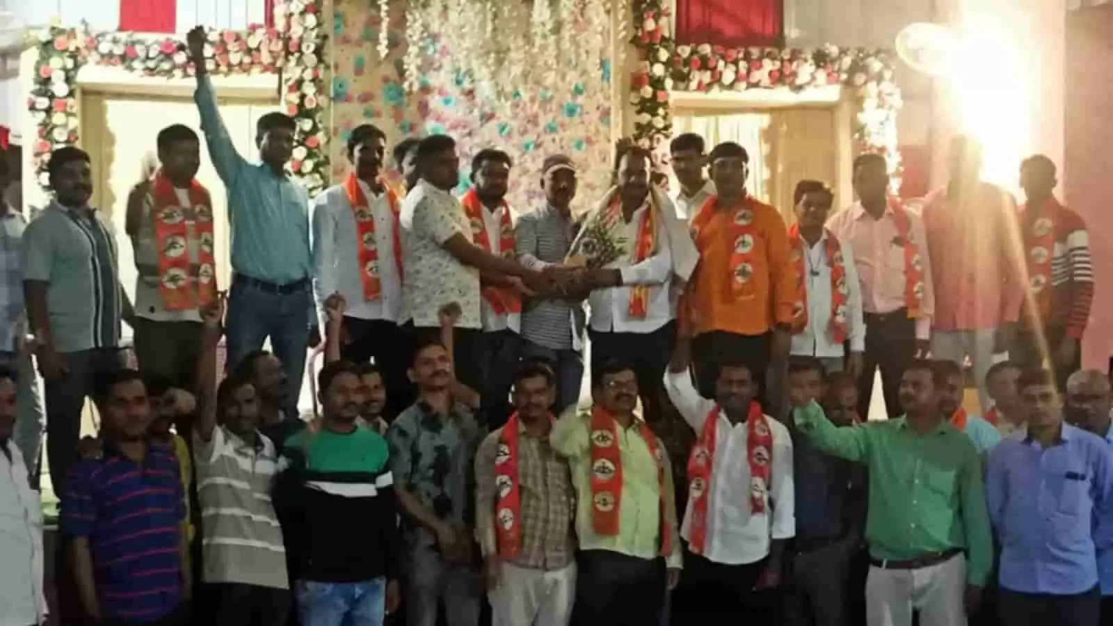 गड़चांदूर में आयोजित समारोह की तस्वीर में मंच पर शिवसेना नेता बंडूभाऊ हजारे का सम्मान करते सुरक्षा कर्मी और कार्यकर्ता। गड़चांदूर में आयोजित समारोह की तस्वीर में मंच पर शिवसेना नेता बंडूभाऊ हजारे का सम्मान करते सुरक्षा कर्मी और कार्यकर्ता।