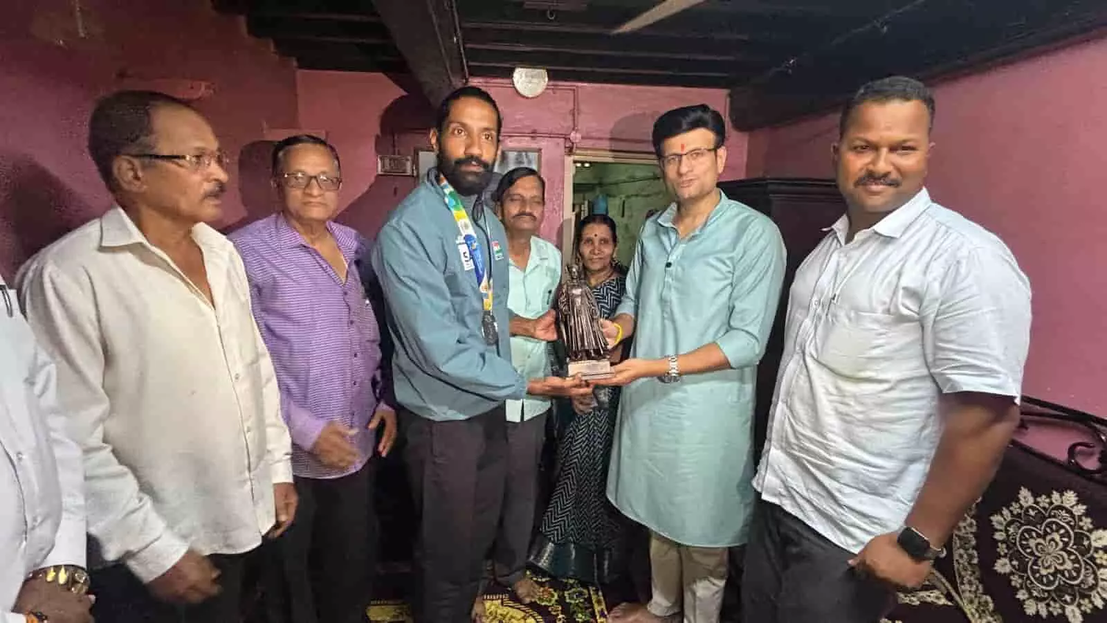 तस्वीर में रोहित चव्हाण और राजे समरजितसिंह घाटगे अपने सहयोगियों के साथ निवास पर नजर आ रहे हैं। तस्वीर में रोहित चव्हाण और राजे समरजितसिंह घाटगे अपने सहयोगियों के साथ निवास पर नजर आ रहे हैं।