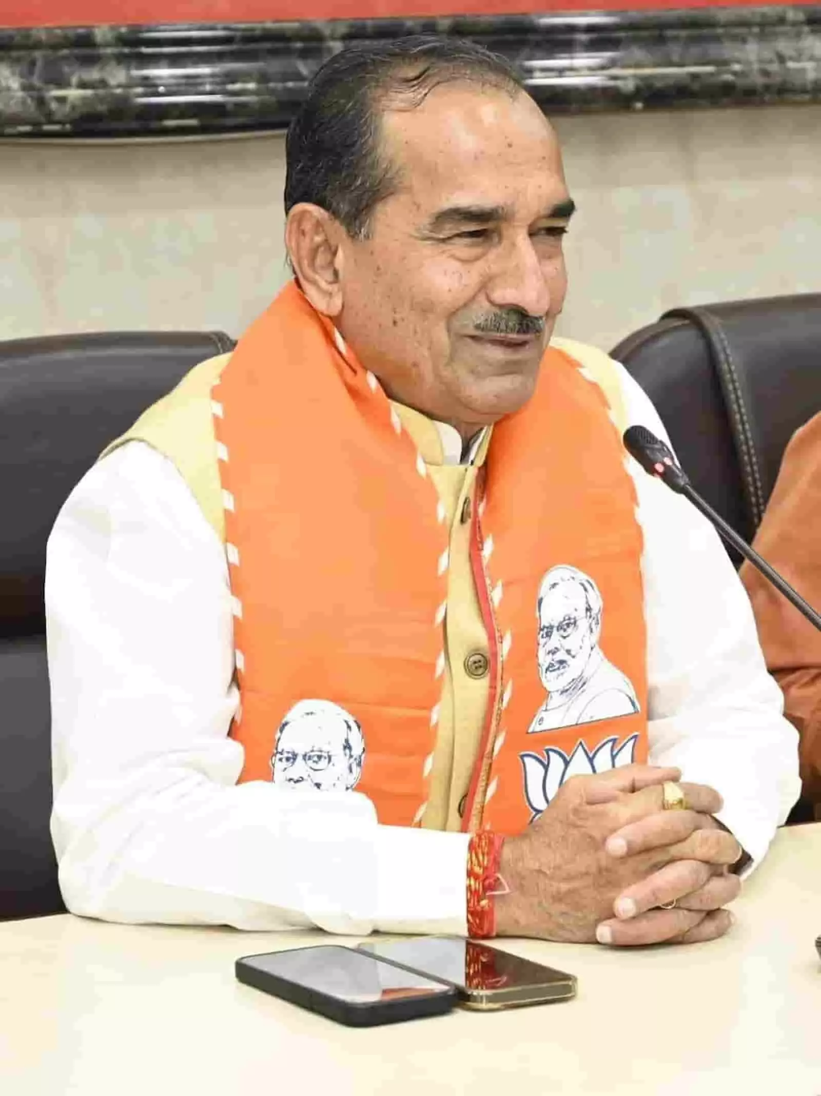 तस्वीर में भाजपा प्रदेश अध्यक्ष मदन राठौड़ मेज पर हाथ रखे बैठे दिखाई दे रहे हैं। तस्वीर में भाजपा प्रदेश अध्यक्ष मदन राठौड़ मेज पर हाथ रखे बैठे दिखाई दे रहे हैं।