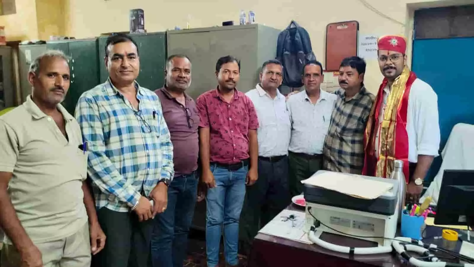 तस्वीर में मावली पंचायत समिति हॉल में अधिकारी और कर्मचारी बैठक के दौरान खड़े नजर आ रहे हैं। तस्वीर में मावली पंचायत समिति हॉल में अधिकारी और कर्मचारी बैठक के दौरान खड़े नजर आ रहे हैं।