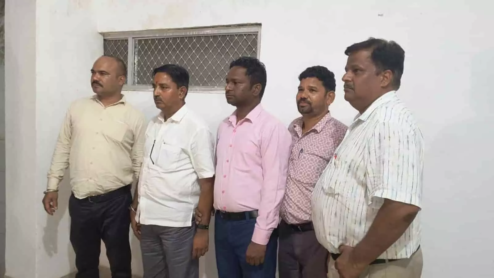 तस्वीर में भीलवाड़ा में कार्रवाई के दौरान आरोपी और अन्य अधिकारी खड़े हुए दिख रहे हैं।