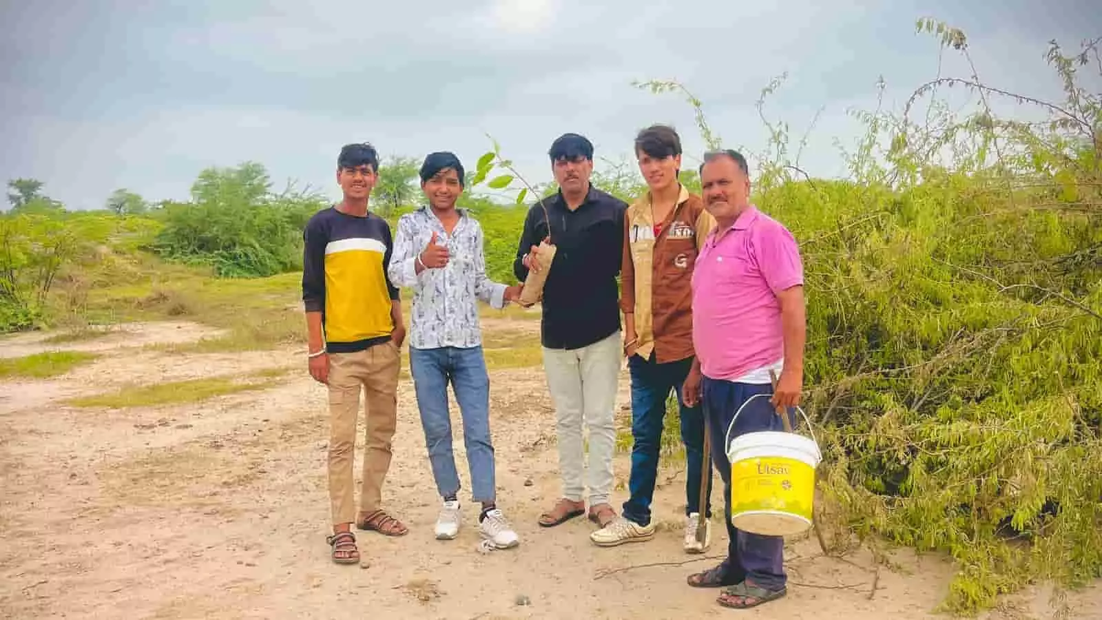 तस्वीर में उपरेड़ा में पौधे के साथ खड़े लोग पौधारोपण अभियान के तहत नजर आ रहे हैं।