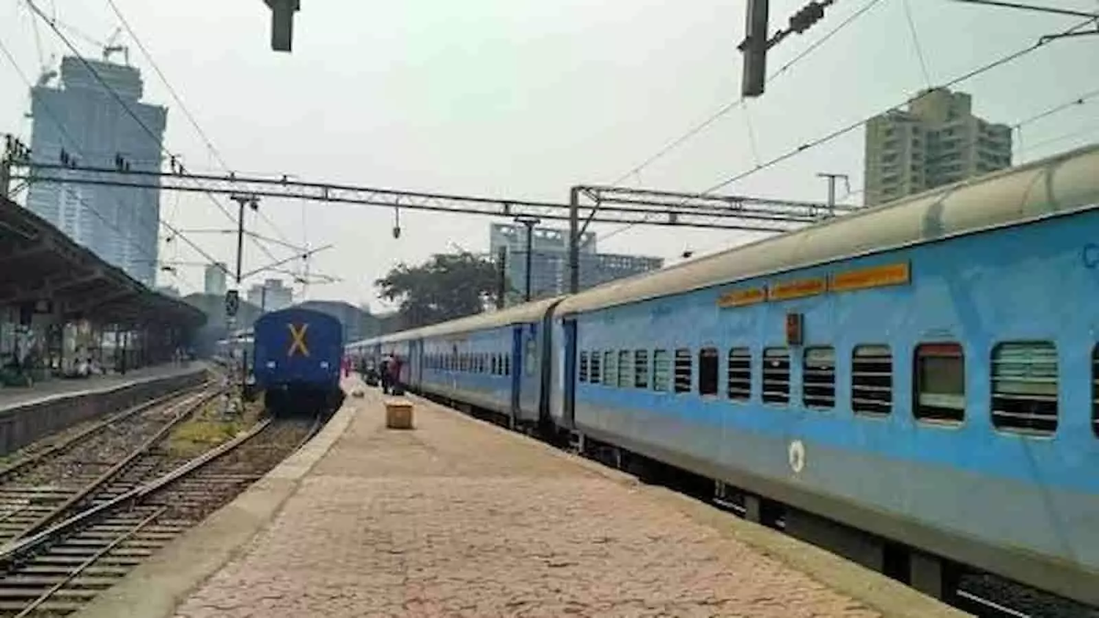 प्लेटफॉर्म पर खड़ी ट्रेन और पटरियां नजर आ रही हैं।