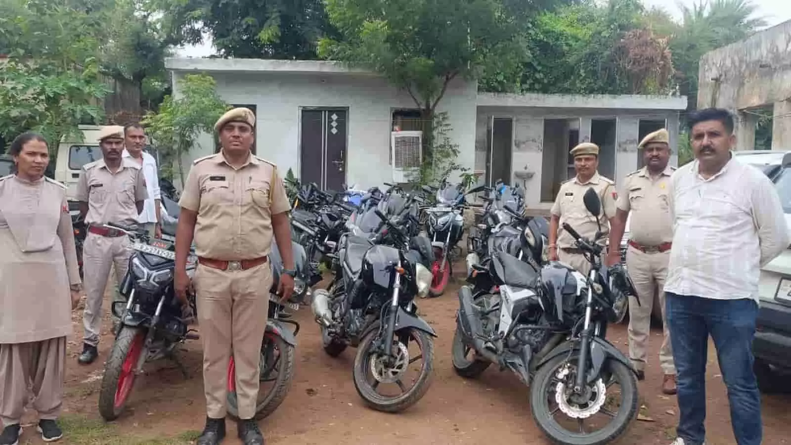 तस्वीर में फलासिया पुलिस थाने के बाहर जब्त की गई पावर बाइक्स के साथ पुलिसकर्मी खड़े दिखाई दे रहे हैं। तस्वीर में फलासिया पुलिस थाने के बाहर जब्त की गई पावर बाइक्स के साथ पुलिसकर्मी खड़े दिखाई दे रहे हैं।