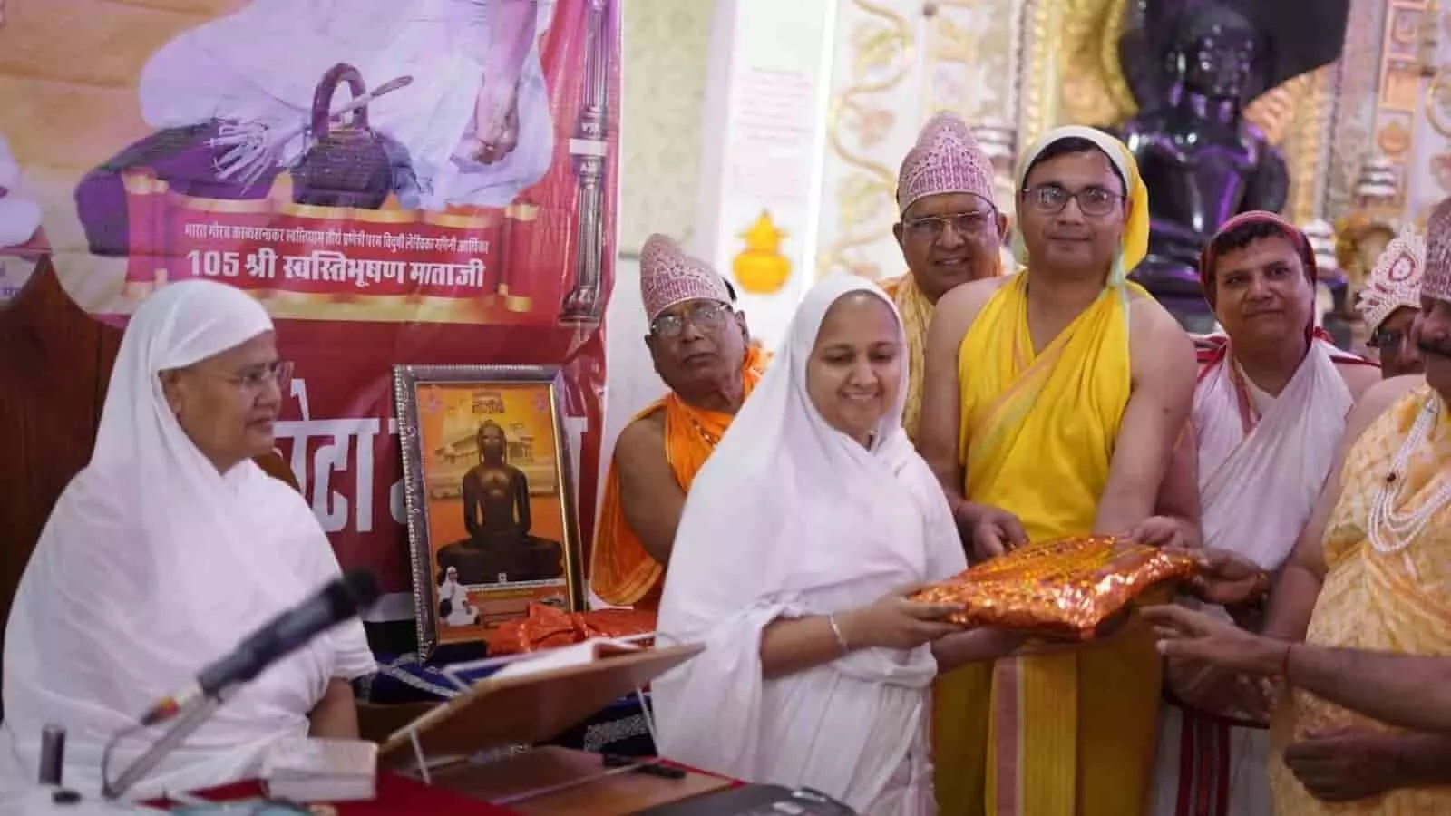 कोटा के दिगम्बर जैन मंदिर में सिद्धचक्र मंडल विधान के दौरान उपस्थित गुरुमा स्वस्ति भूषण माताजी और श्रद्धालु। कोटा के दिगम्बर जैन मंदिर में सिद्धचक्र मंडल विधान के दौरान उपस्थित गुरुमा स्वस्ति भूषण माताजी और श्रद्धालु।