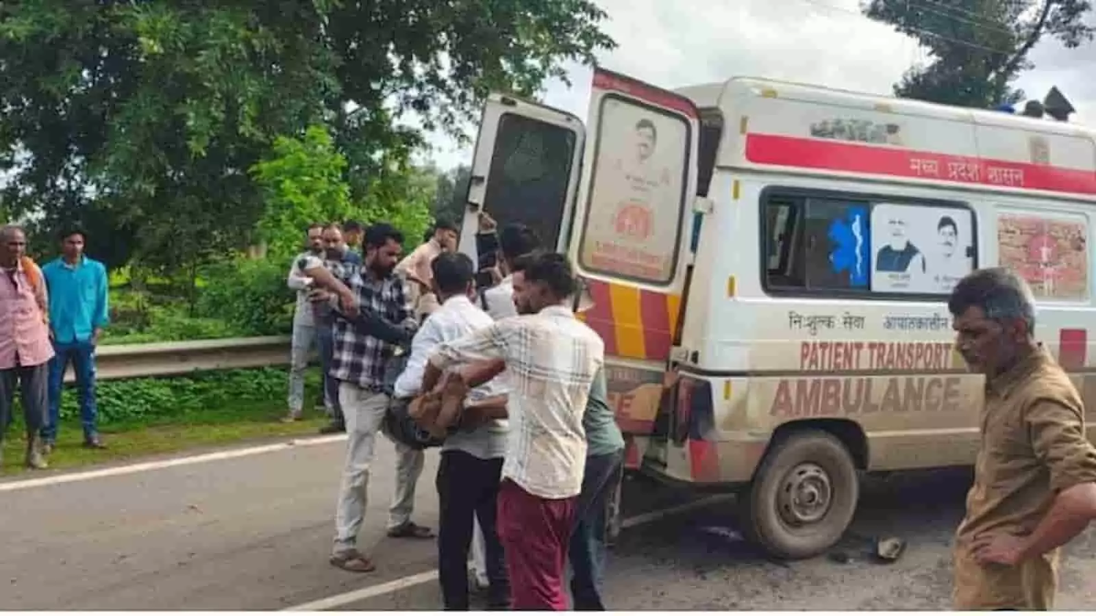 तस्वीर में सड़क किनारे खड़ी एम्बुलेंस में घायल को ले जाते हुए लोग दिख रहे हैं। तस्वीर में सड़क किनारे खड़ी एम्बुलेंस में घायल को ले जाते हुए लोग दिख रहे हैं।