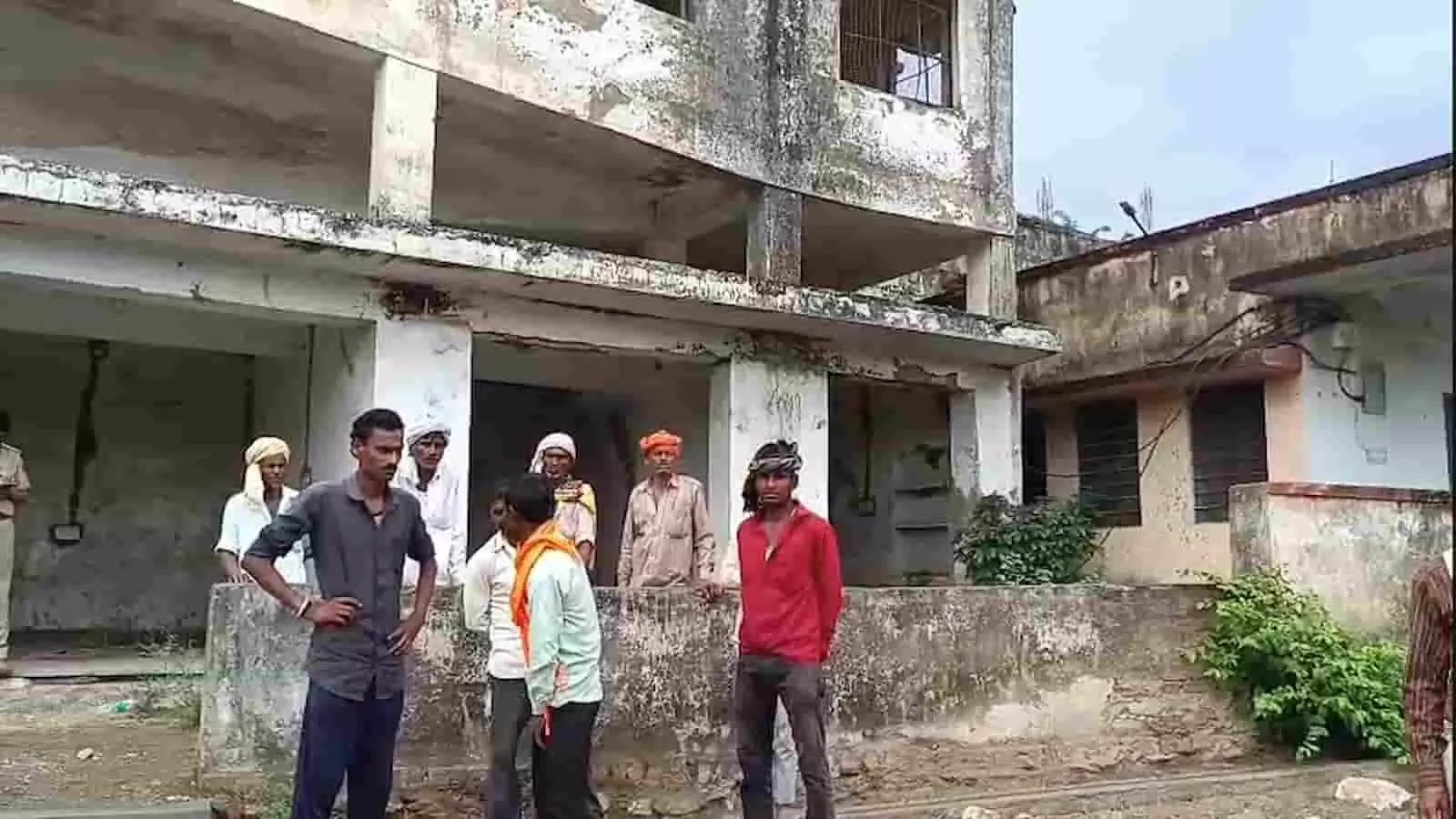 उदयपुर के झाड़ोल में उप जिला अस्पताल परिसर के बाहर खड़े स्थानीय लोग। उदयपुर के झाड़ोल में उप जिला अस्पताल परिसर के बाहर खड़े स्थानीय लोग।
