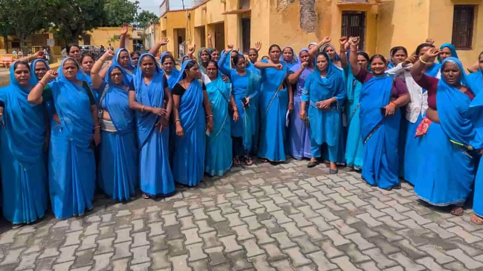 तस्वीर में भीलवाड़ा के उपखंड कार्यालय के बाहर नीले परिधानों में प्रदर्शन करती आशा सहयोगिनियां।