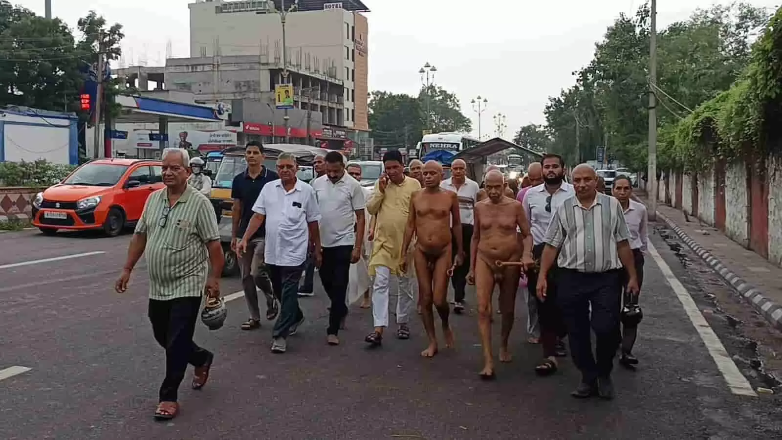 तस्वीर में दिगम्बर जैन मुनि और श्रद्धालु सड़क पर विहार करते हुए दिखाई दे रहे हैं। तस्वीर में दिगम्बर जैन मुनि और श्रद्धालु सड़क पर विहार करते हुए दिखाई दे रहे हैं।