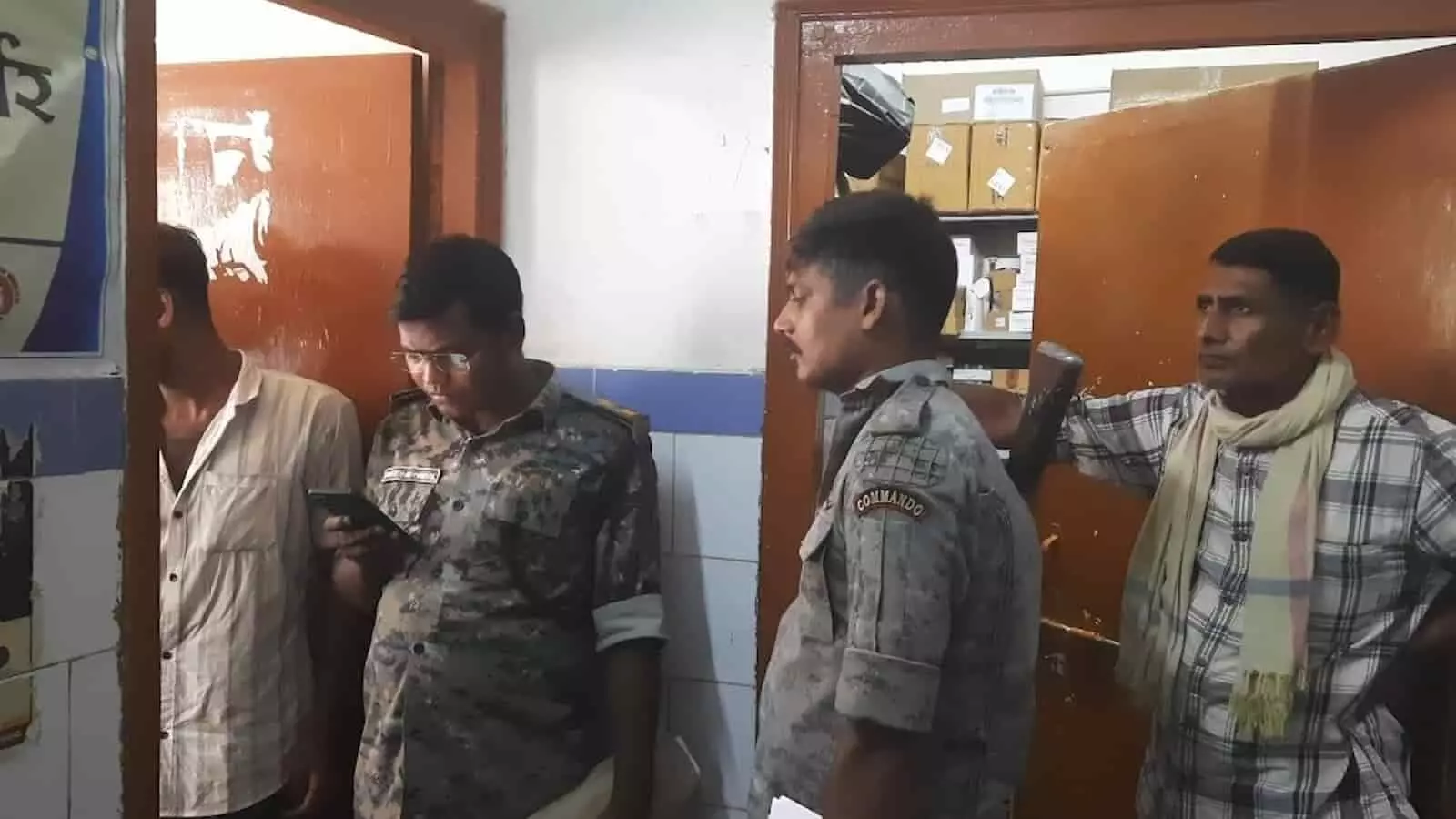 अस्पताल परिसर के अंदर मोबाइल देखते पुलिसकर्मी और खड़े सुरक्षा बल की तस्वीर। अस्पताल परिसर के अंदर मोबाइल देखते पुलिसकर्मी और खड़े सुरक्षा बल की तस्वीर।