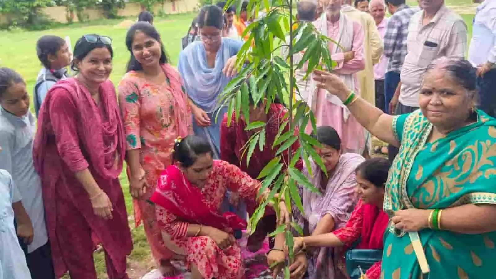विद्यालय परिसर में वैदिक मंत्रोच्चार के बीच पौधे रोपते प्रधानाचार्य और गायत्री परिवार प्रतिनिधि। विद्यालय परिसर में वैदिक मंत्रोच्चार के बीच पौधे रोपते प्रधानाचार्य और गायत्री परिवार प्रतिनिधि।