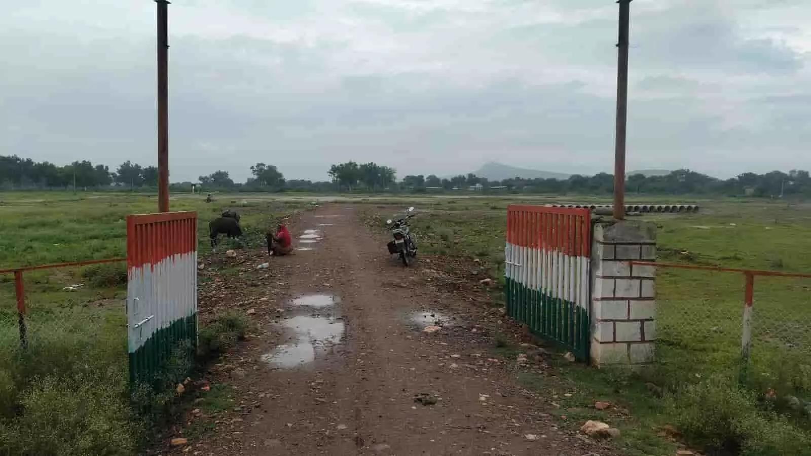 तस्वीर में चित्तौड़गढ़ के आकोला का खुला खेल मैदान और उसका प्रवेश द्वार दिखाई दे रहा है। तस्वीर में चित्तौड़गढ़ के आकोला का खुला खेल मैदान और उसका प्रवेश द्वार दिखाई दे रहा है।