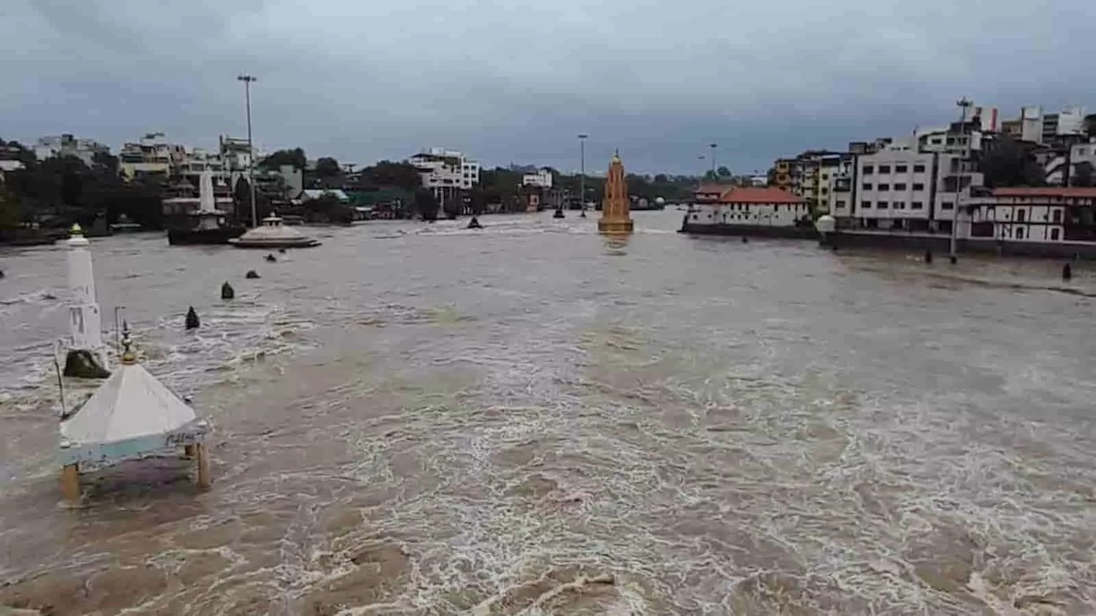नाशिक के रामकुंड क्षेत्र में गोदावरी नदी के उफान से जलमग्न हुए मंदिर और घाट दिखाई दे रहे हैं। नाशिक के रामकुंड क्षेत्र में गोदावरी नदी के उफान से जलमग्न हुए मंदिर और घाट दिखाई दे रहे हैं।