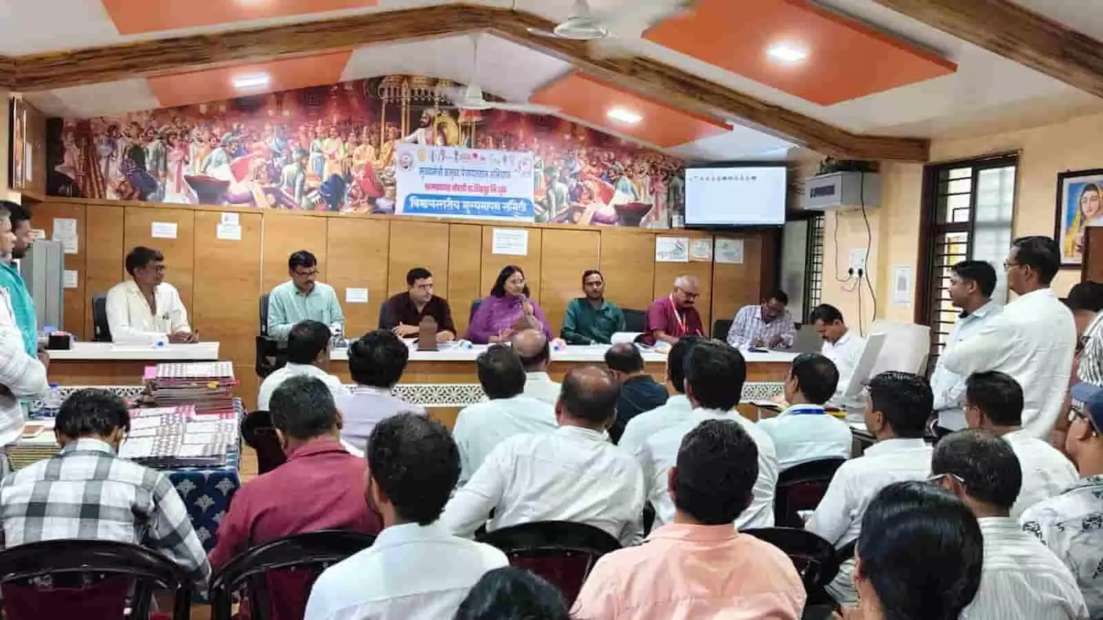 तस्वीर में बोराडी ग्रामपंचायत कार्यालय में मुख्यमंत्री समृद्ध पंचायतराज अभियान के तहत बैठक करते अधिकारी और ग्रामीण दिख रहे हैं। तस्वीर में बोराडी ग्रामपंचायत कार्यालय में मुख्यमंत्री समृद्ध पंचायतराज अभियान के तहत बैठक करते अधिकारी और ग्रामीण दिख रहे हैं।
