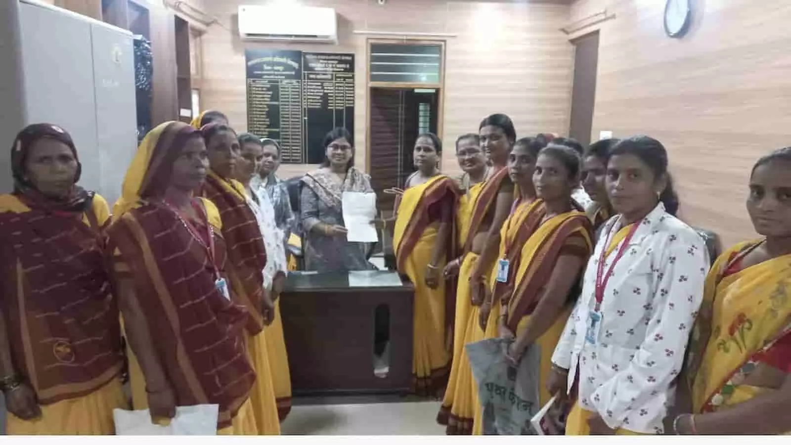 तस्वीर में उपखंड अधिकारी कार्यालय के भीतर साथिनें महिला अधिकारी को ज्ञापन सौंपती हुई दिखाई दे रही हैं। तस्वीर में उपखंड अधिकारी कार्यालय के भीतर साथिनें महिला अधिकारी को ज्ञापन सौंपती हुई दिखाई दे रही हैं।