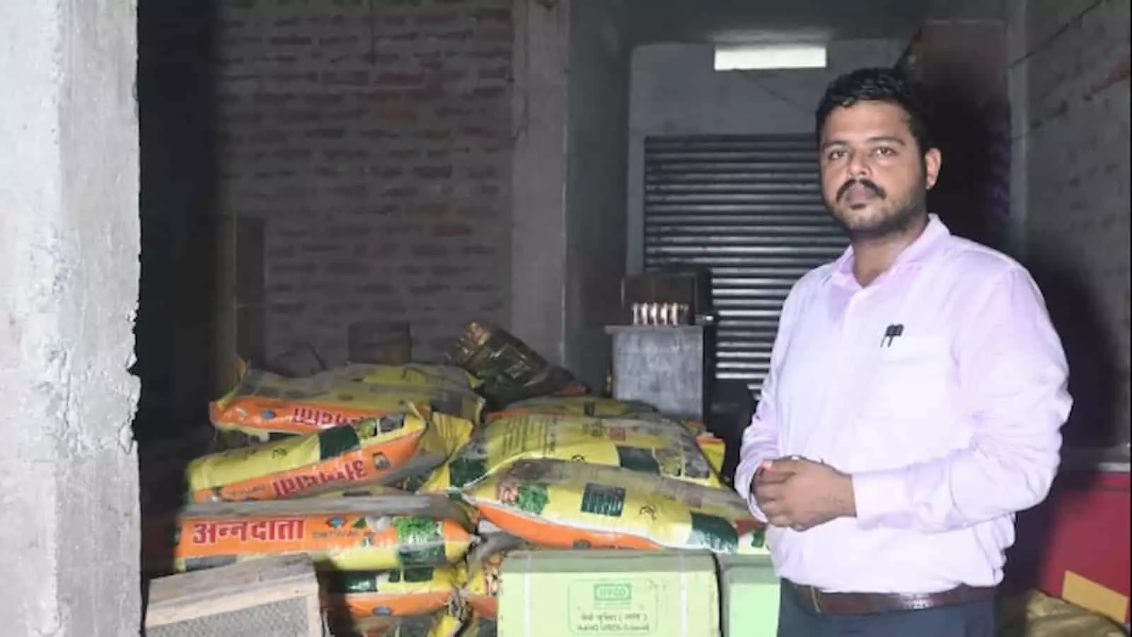 औरंगाबाद के गोदाम में रखी उर्वरक की बोरियों के पास खड़े एक अधिकारी। औरंगाबाद के गोदाम में रखी उर्वरक की बोरियों के पास खड़े एक अधिकारी।