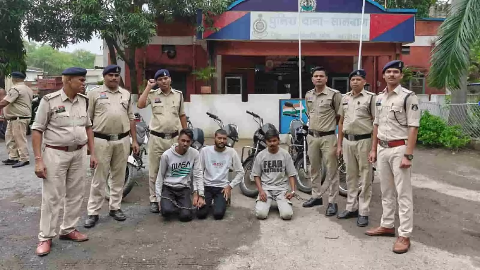 तस्वीर में राजनांदगांव पुलिस थाना परिसर के बाहर पुलिस अभिरक्षा में तीन आरोपी और बरामद बाइकें दिख रही हैं। तस्वीर में राजनांदगांव पुलिस थाना परिसर के बाहर पुलिस अभिरक्षा में तीन आरोपी और बरामद बाइकें दिख रही हैं।