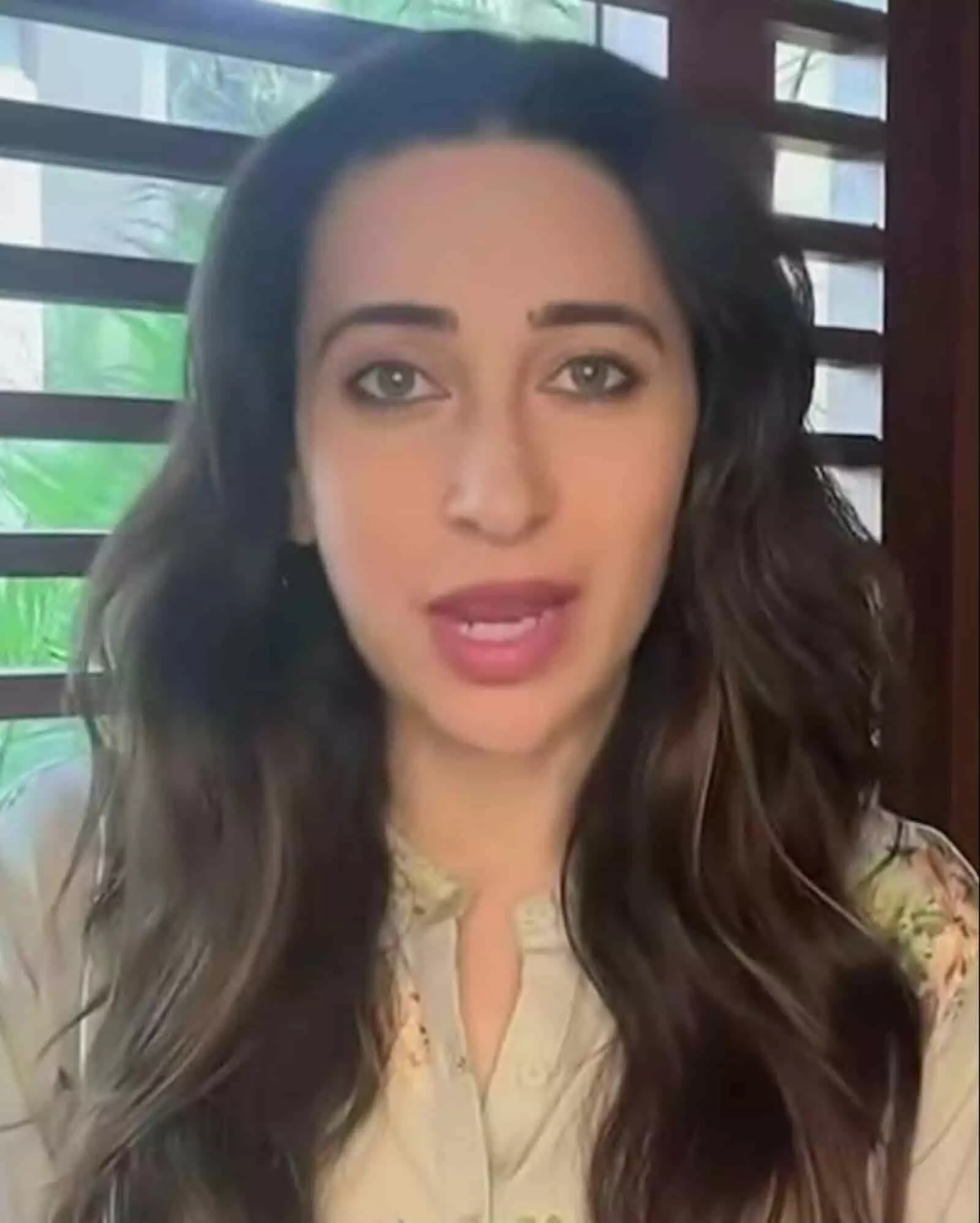 तस्वीर में हल्के रंग के वस्त्र पहने अभिनेत्री करिश्मा कपूर नजर आ रही हैं। तस्वीर में हल्के रंग के वस्त्र पहने अभिनेत्री करिश्मा कपूर नजर आ रही हैं।