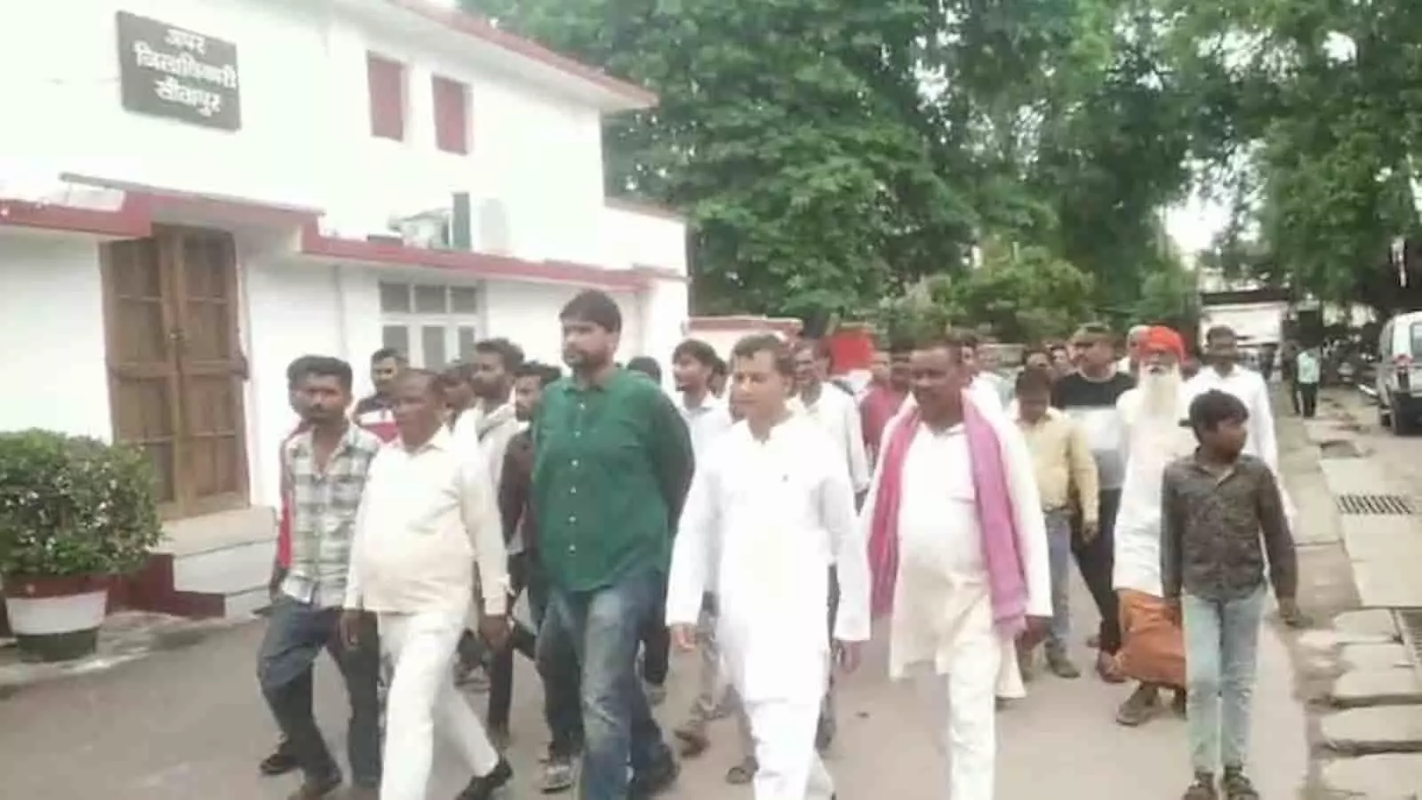 सीतापुर अपर जिलाधिकारी कार्यालय परिसर में अपनी मांगों के साथ चलते ग्रामीणों का समूह। सीतापुर अपर जिलाधिकारी कार्यालय परिसर में अपनी मांगों के साथ चलते ग्रामीणों का समूह।