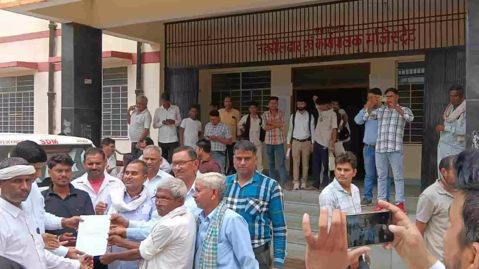 तस्वीर में सूरौठ तहसील कार्यालय के सामने प्रशासनिक अधिकारियों को पीएम के नाम ज्ञापन सौंपते किसान।