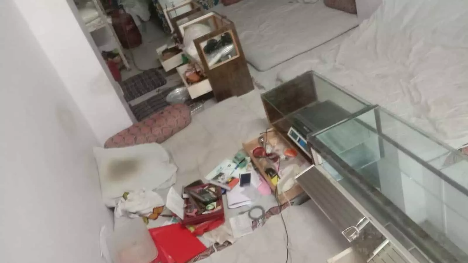तस्वीर में जहाजपुर की सालासर ज्वेलर्स दुकान के अंदर बिखरा सामान और काउंटर दिख रहा है।