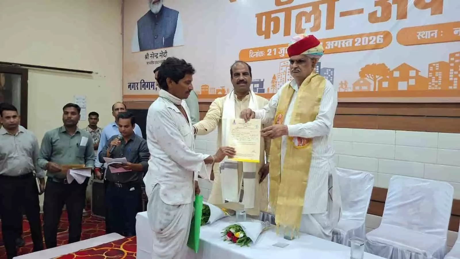 तस्वीर में मंत्री झाबर सिंह खर्रा भीलवाड़ा में एक नागरिक को दस्तावेज सौंप रहे हैं।