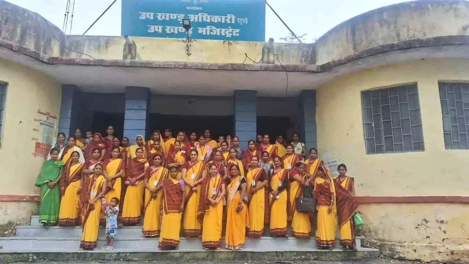 तस्वीर में साथिन कार्यकर्ता राजस्थान में सरकारी कार्यालय के बाहर एकत्रित होकर प्रदर्शन कर रही हैं। तस्वीर में साथिन कार्यकर्ता राजस्थान में सरकारी कार्यालय के बाहर एकत्रित होकर प्रदर्शन कर रही हैं।