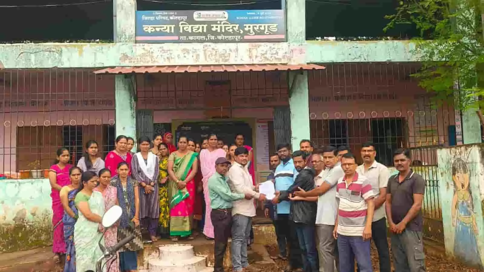 तस्वीर में मुरगूड के कन्या विद्यामंदिर स्कूल के बाहर एकत्र अभिभावक ज्ञापन सौंपते हुए। तस्वीर में मुरगूड के कन्या विद्यामंदिर स्कूल के बाहर एकत्र अभिभावक ज्ञापन सौंपते हुए।