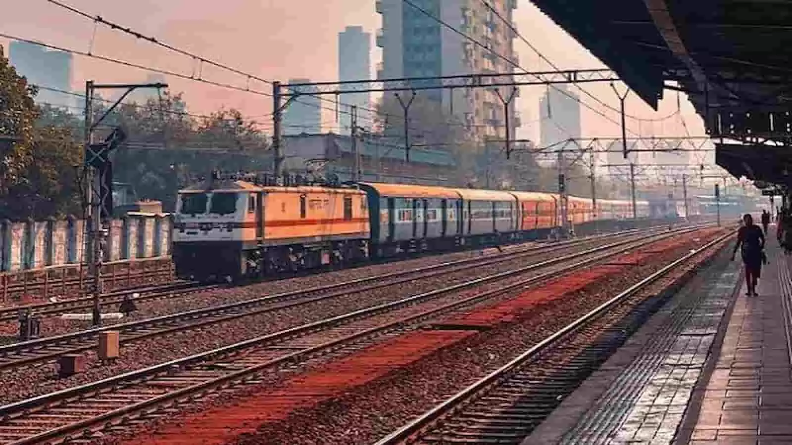 तस्वीर में रेलवे स्टेशन की पटरी पर गुजरती ट्रेन और प्लेटफॉर्म का दृश्य दिख रहा है। तस्वीर में रेलवे स्टेशन की पटरी पर गुजरती ट्रेन और प्लेटफॉर्म का दृश्य दिख रहा है।