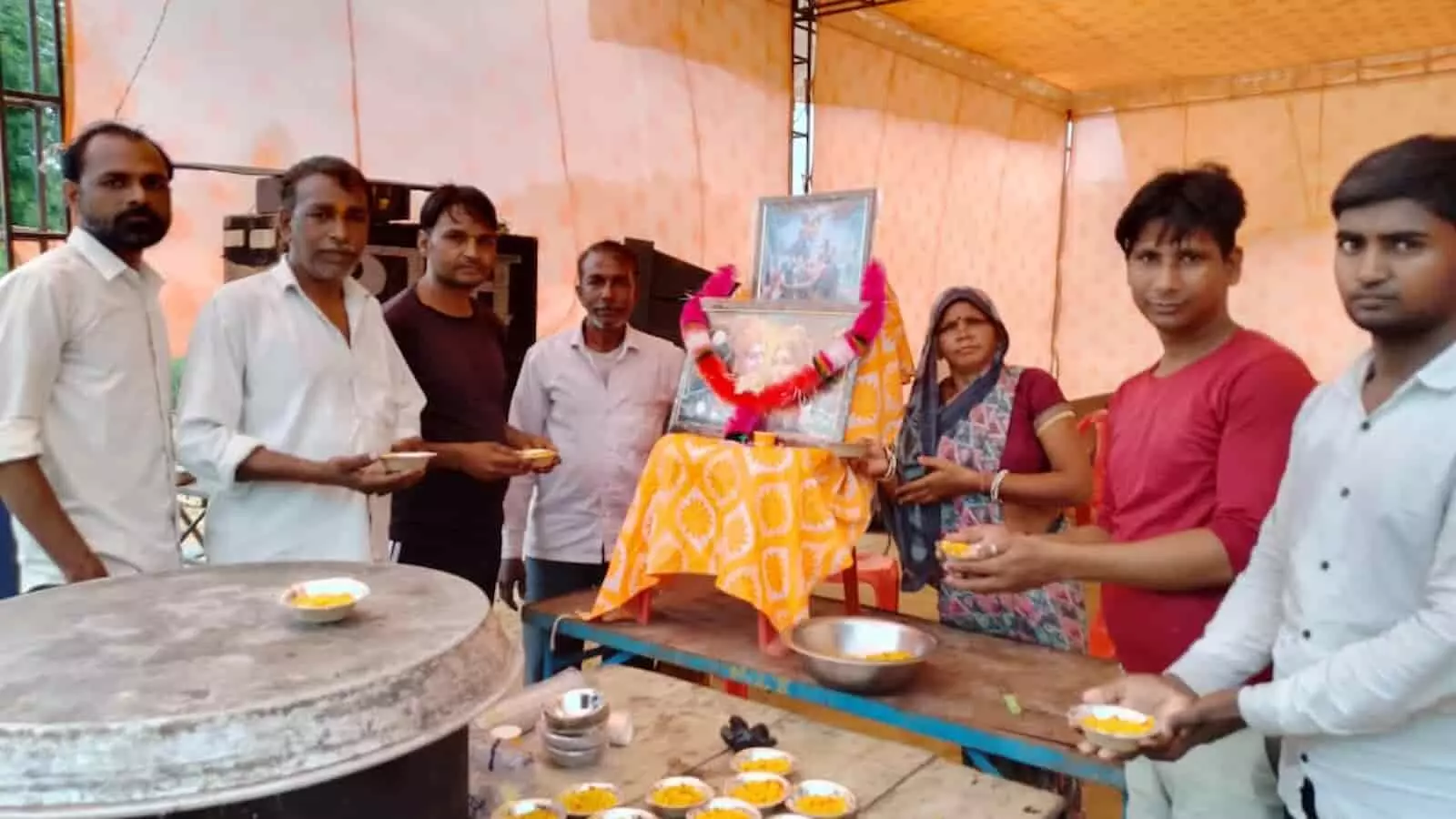 भुसावर क्षेत्र के पंडाल में गोवर्धन पदयात्रियों की सेवा करते हुए लोग दिखाई दे रहे हैं। भुसावर क्षेत्र के पंडाल में गोवर्धन पदयात्रियों की सेवा करते हुए लोग दिखाई दे रहे हैं।