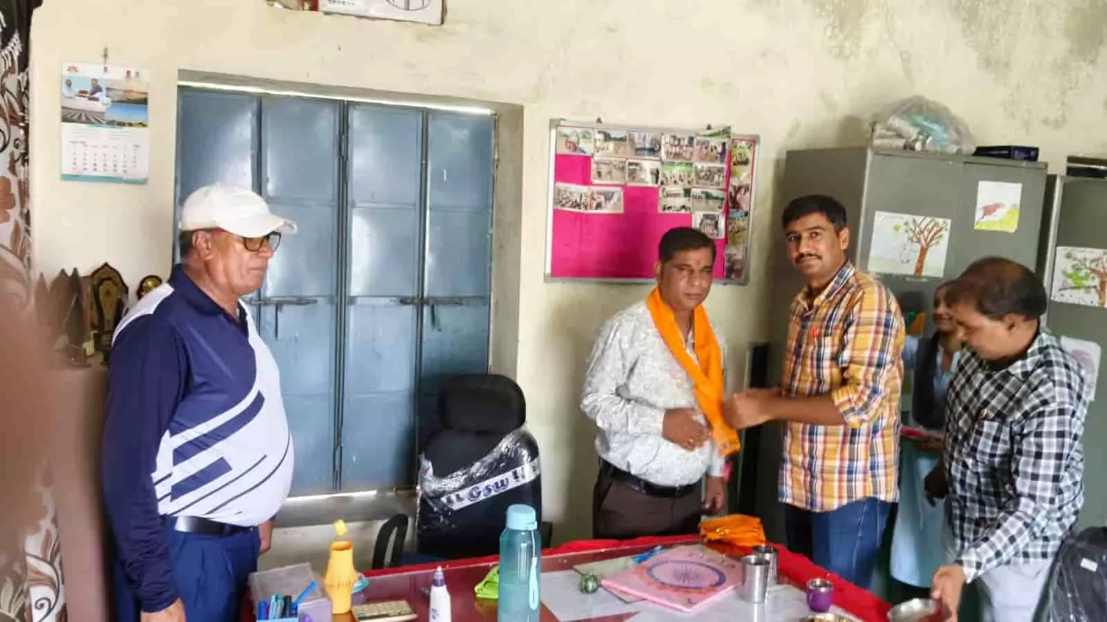 तस्वीर में आरपी भगवतीलाल का स्वागत करते हुए विद्यालय का स्टाफ नजर आ रहा है। तस्वीर में आरपी भगवतीलाल का स्वागत करते हुए विद्यालय का स्टाफ नजर आ रहा है।
