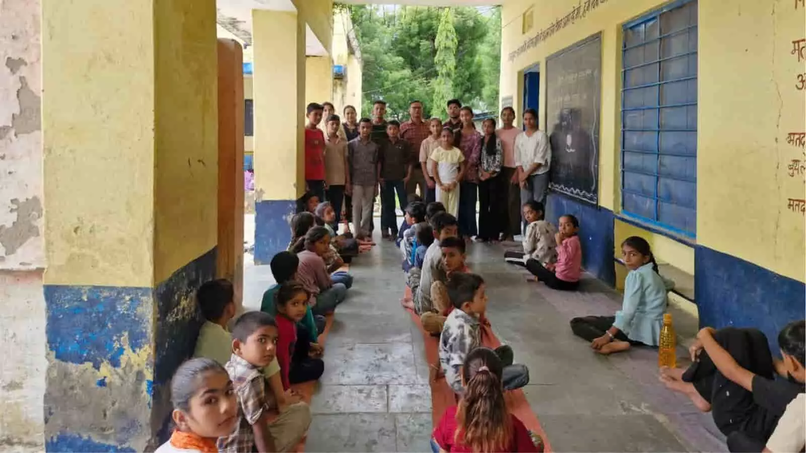 मावली के स्कूल परिसर में छात्र संसद गठन कार्यक्रम के दौरान उपस्थित विद्यार्थी और शिक्षक। मावली के स्कूल परिसर में छात्र संसद गठन कार्यक्रम के दौरान उपस्थित विद्यार्थी और शिक्षक।
