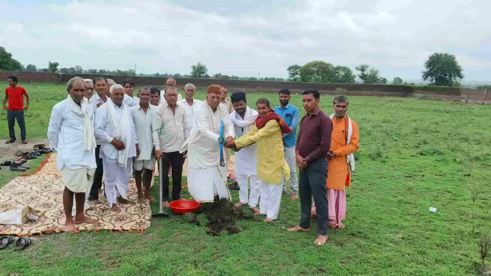 खुले मैदान में कामखेड़ा बालाजी धाम मल्टी सुविधा भवन के भूमि-पूजन का अनुष्ठान करते ट्रस्ट पदाधिकारी। खुले मैदान में कामखेड़ा बालाजी धाम मल्टी सुविधा भवन के भूमि-पूजन का अनुष्ठान करते ट्रस्ट पदाधिकारी।