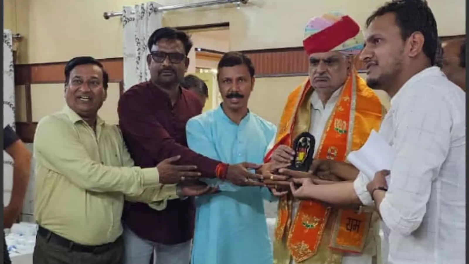 तस्वीर में राजस्थान जन मंच के सदस्य भीलवाड़ा की समस्याओं को लेकर यूडीएच मंत्री को ज्ञापन सौंप रहे हैं।