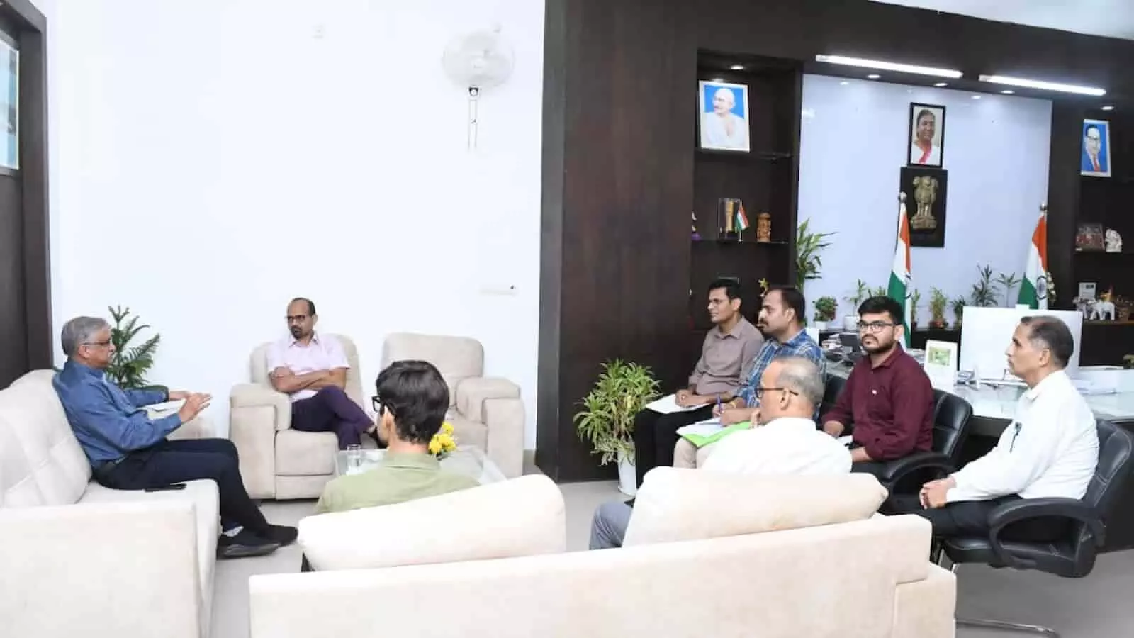 तस्वीर में सवाई माधोपुर कलक्टर कक्ष में अधिकारी समीक्षा बैठक के दौरान बैठे हुए दिखाई दे रहे हैं।