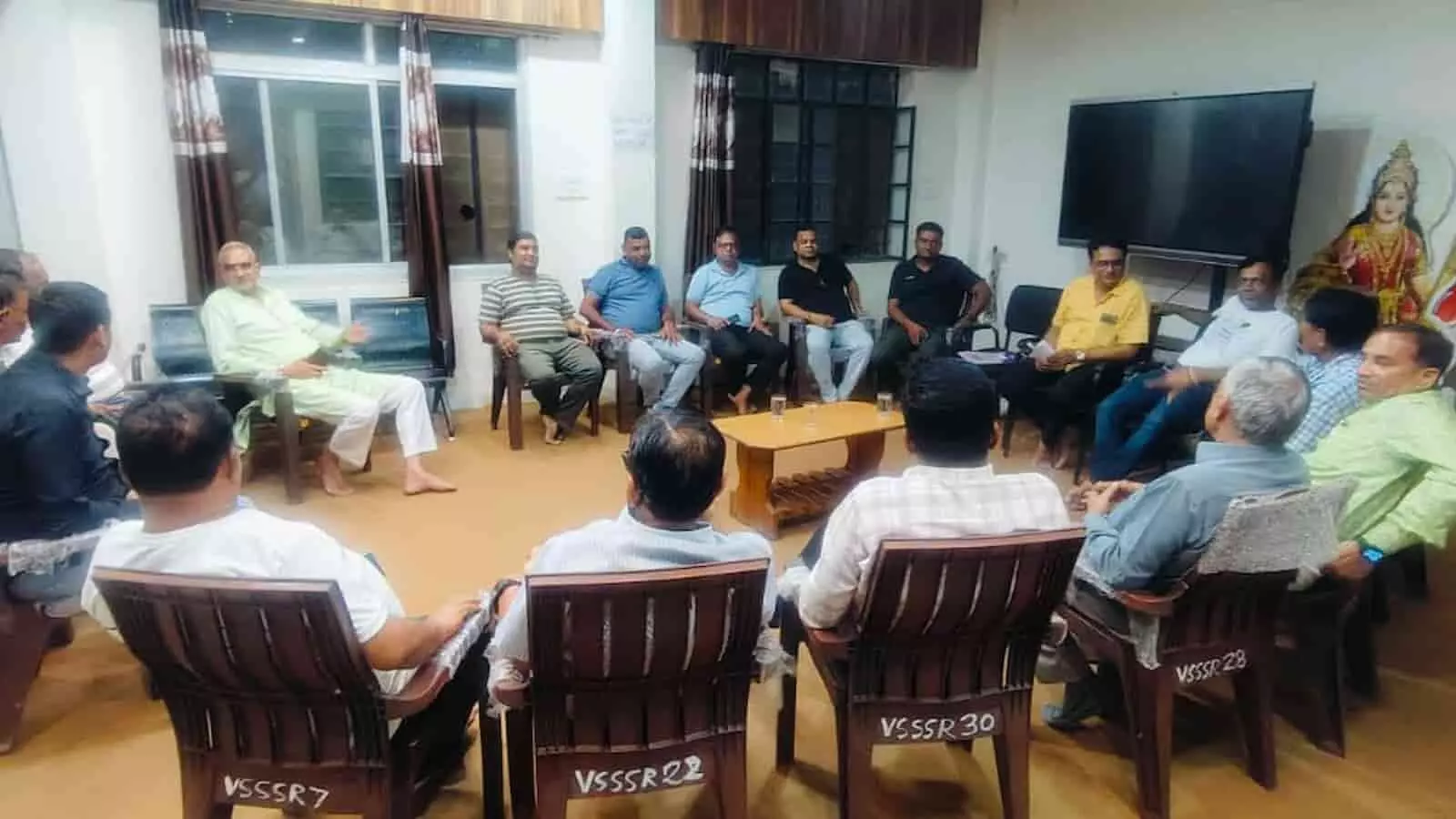 कमरे में कुर्सियों पर बैठकर बैठक करते आदिनाथ ट्रस्ट मण्डल के सदस्य।