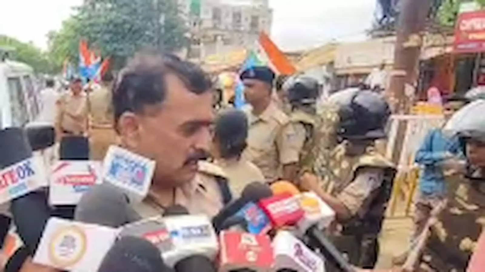 तस्वीर में रीवा में सुरक्षा व्यवस्था के बीच मीडिया से बातचीत करते पुलिस अधिकारी। तस्वीर में रीवा में सुरक्षा व्यवस्था के बीच मीडिया से बातचीत करते पुलिस अधिकारी।