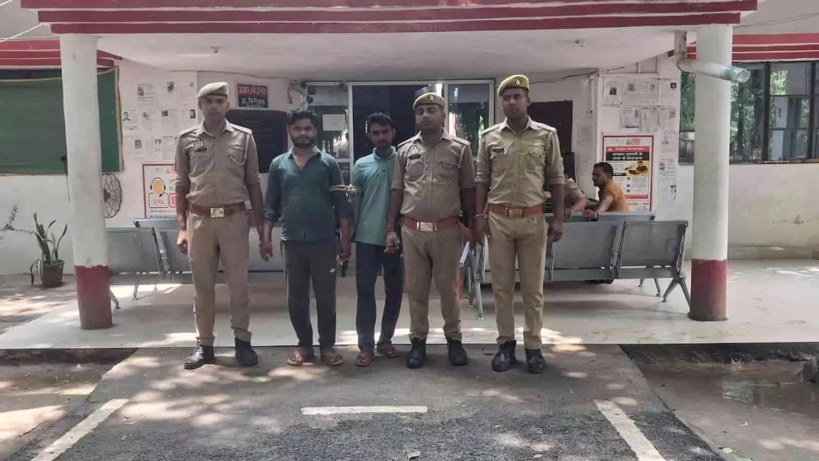 तस्वीर में पुलिसकर्मियों के साथ थाने के बाहर खड़े दो गिरफ्तार आरोपी नजर आ रहे हैं। तस्वीर में पुलिसकर्मियों के साथ थाने के बाहर खड़े दो गिरफ्तार आरोपी नजर आ रहे हैं।