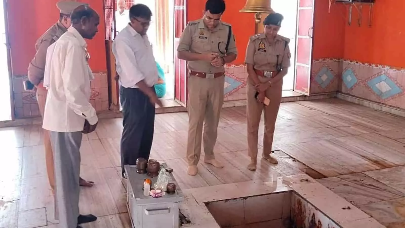 तस्वीर में एएसपी श्वेताभ पाण्डेय और सीओ कीर्तिका सिंह परसौन शिव मंदिर में सुरक्षा व्यवस्था का निरीक्षण कर रहे हैं। तस्वीर में एएसपी श्वेताभ पाण्डेय और सीओ कीर्तिका सिंह परसौन शिव मंदिर में सुरक्षा व्यवस्था का निरीक्षण कर रहे हैं।
